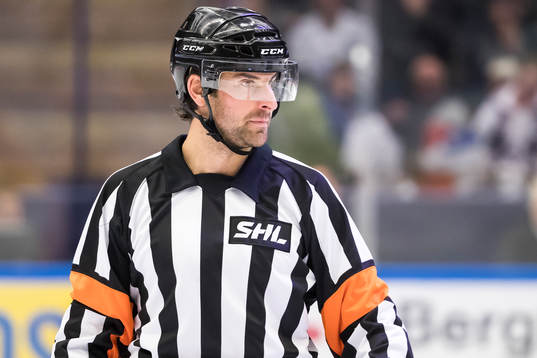 Domare Mikael Sjöqvist i ishockeymatchen i SHL mellan