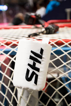 Vatten flask hållare på målet  ishockeymatchen i SHL