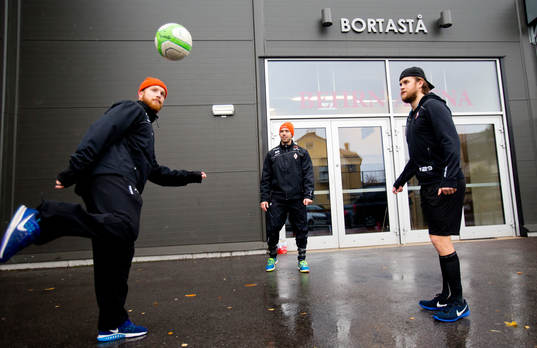 Karlskronas Joachim Rohdin, målvakt Johannes Jönsson och