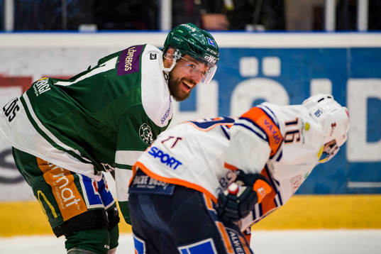Färjestads Jonas Holös och Växjös Geoff Platt språkar