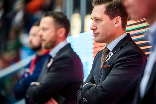 Växjös tränare Sam Hallam deppar