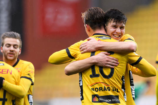 Elfsborgs Mattias Özgün kramar om Simon Olsson