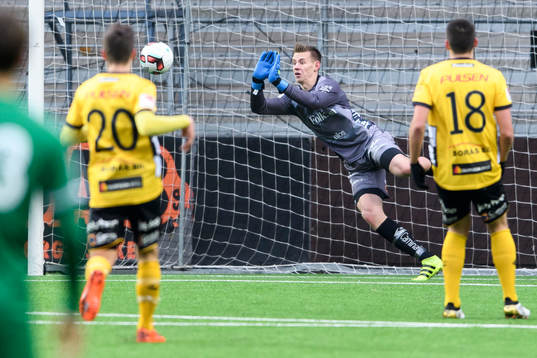 Elfsborgs målvakt David Olsson räddar skott