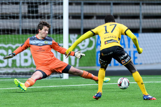 Hammarbys målvakt Tomas Wåhlin ser bollen gå förbi och