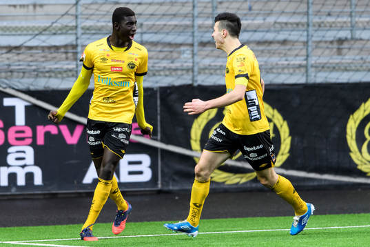 Elfsborgs Marokhy Ndione och Mattias Özgün jublar