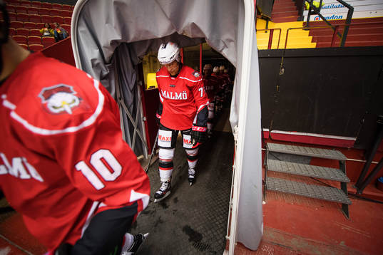 Malmö Redhawks Mathias Tjärnqvist  påväg till