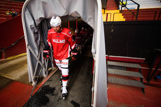 Malmö Redhawks Noah Welch påväg till uppvärmning