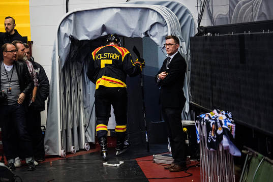 Brynäs Lukas Kilström lämnar isen innan första
