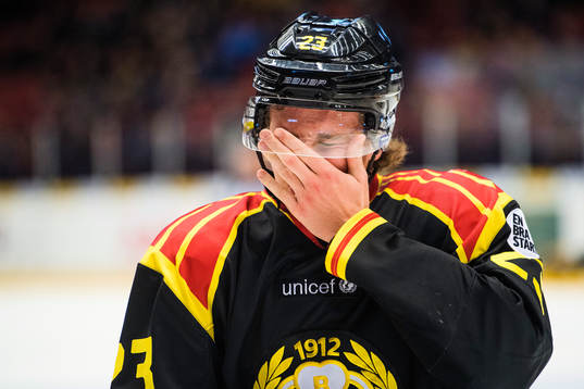 Brynäs Lucas Carlsson tar sig för ansiktet