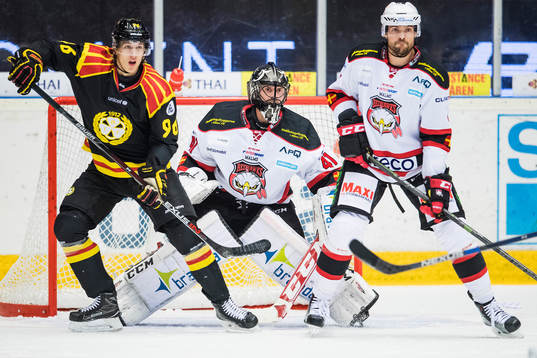 Malmö Redhawks målvakt Cristopher Nihlstorp bakom Brynäs