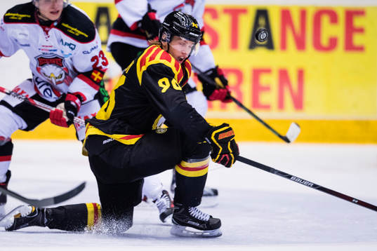 Brynäs Oskar Lindblom täcker ett skott