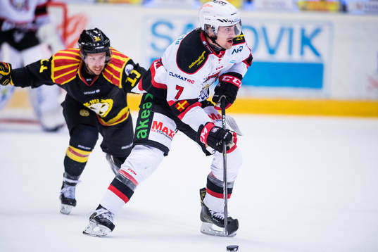 Malmö Redhawks Nils Andersson jagas av Brynäs Kevin Clark