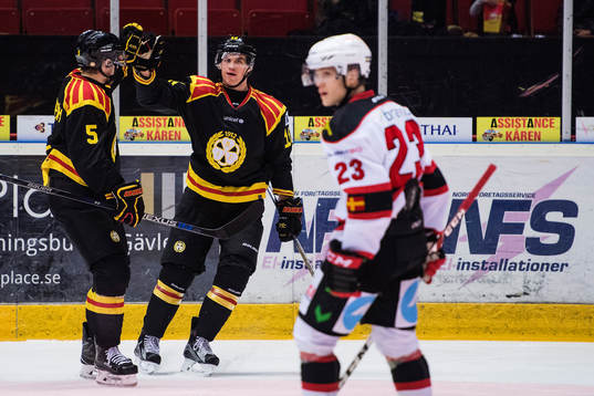 Brynäs Lukas Kilström och Daniel Paille jublar