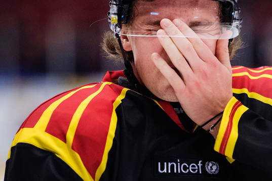 Brynäs Lucas Carlsson tar sig för ansiktet