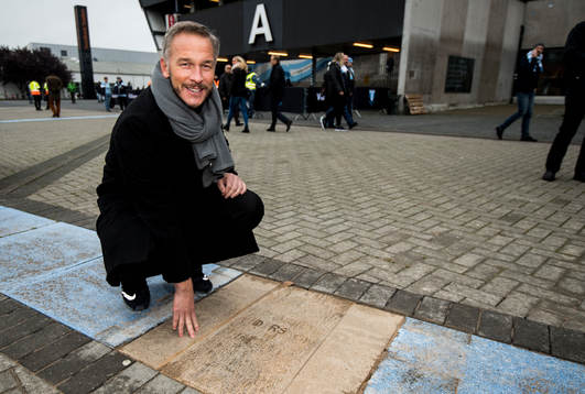Patrik Andersson poserar vid en minnesplats som blivit