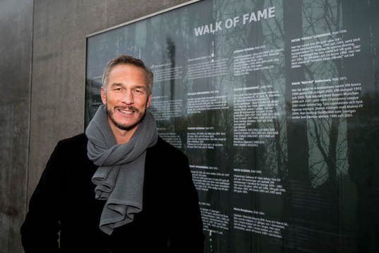 Patrik Andersson poserar vid Walk Of Fame som blivit