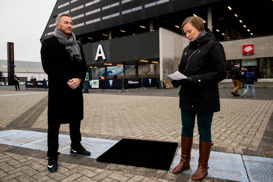 Patrik Andersson vid en minnesplats som blivit placerad på