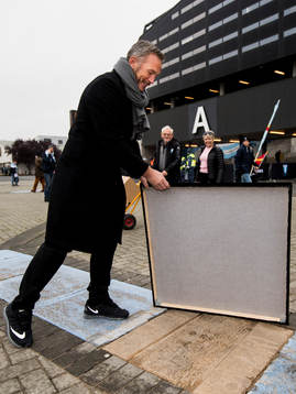 Patrik Andersson vid en minnesplats som blivit placerad på