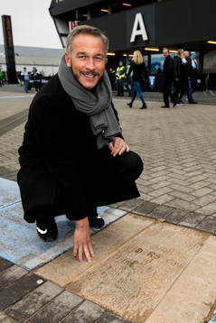 Patrik Andersson poserar vid Walk Of Fame som blivit