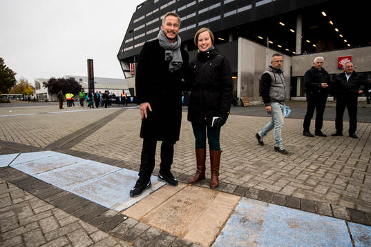 Patrik Andersson vid en minnesplats som blivit placerad på