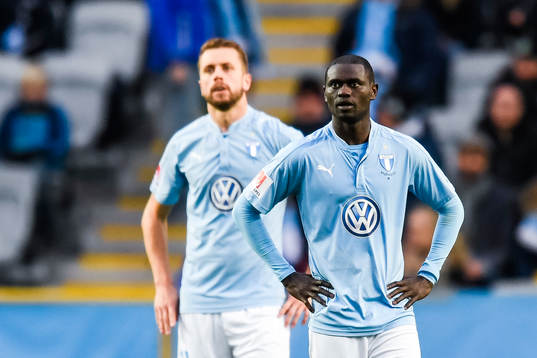 Malmö FFs Enock Kofi Adu och Kari Arnason deppar