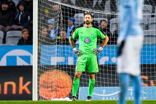 Malmö FFs målvakt Johan Wiland  deppar