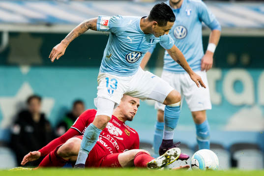 Östersunds Douglas Bergqvist och Malmö FFs Yoshimar Yotún