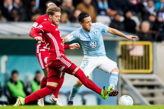 Östersunds Douglas Bergqvist och Malmö FFs Yoshimar Yotún