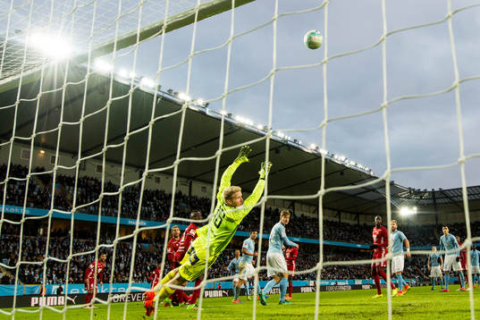 Malmö FFs Mattias Svanberg med målchans mot Östersunds
