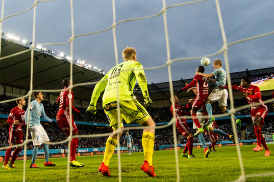 Malmö FFs Oscar Lewicki i nickduell med Östersunds Samuel
