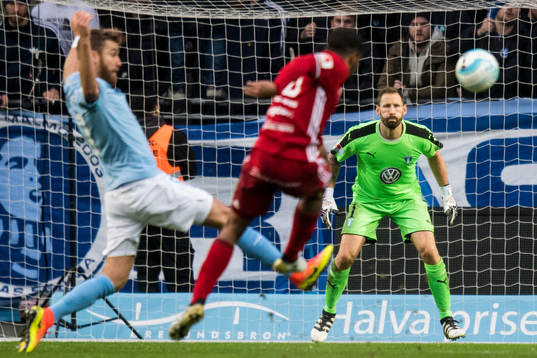 Östersunds Hosam Aiesh testar skott mot Malmö FFs