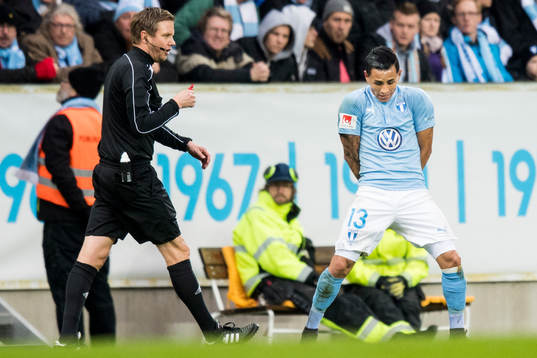 Domare Martin Strömbergsson och Malmö FFs Yoshimar Yotún