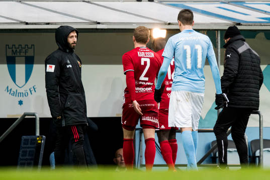 Malmö FFs Alexander Jeremejeff lämnar planen i halvtid