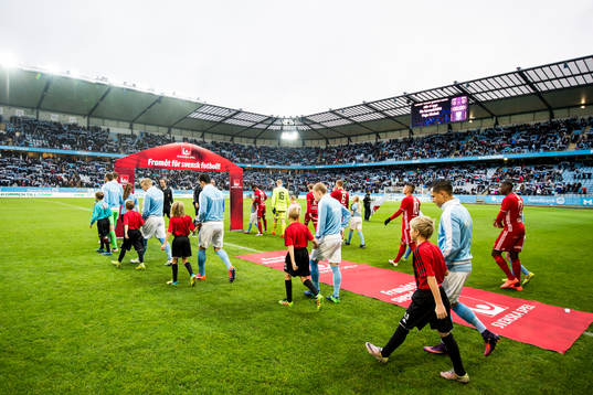 Malmö FFs och Östersunds spelare gör entré till