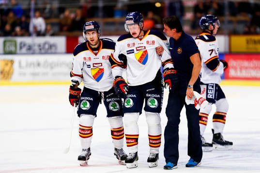 Djurgårdens Emil Johansson lämnar isen skadad