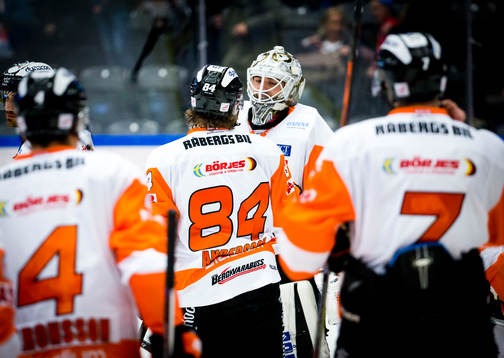 Karlskronas målvakt Johannes Jönsson klappas om