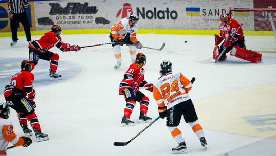 Karlskronas Jimmy Andersson passar till Emil Larsson som