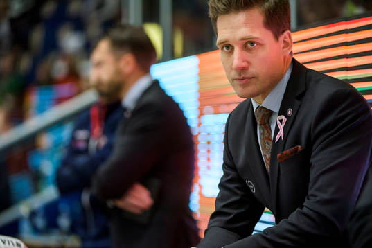 Växjös tränare Sam Hallam deppar