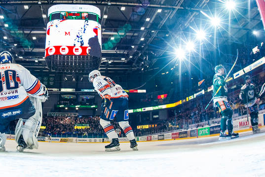 Växjös Robert Rosén målvakt Joacim Eriksson och Calle