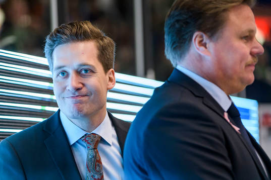 Växjös tränare Sam Hallam går genom Färjestads bås