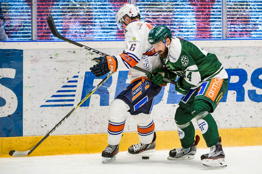 Växjös Linus Högberg och Färjestads Milan Gulas