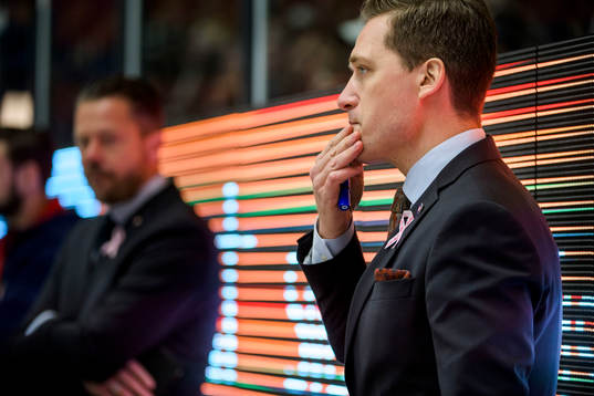 Växjös tränare Sam Hallam deppar