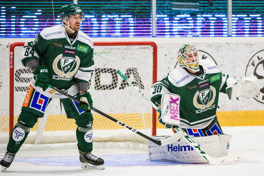 Färjestads Tomas Skogs och målvakt Lars Haugen