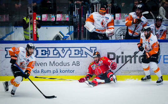 Karlskronas Jimmy Andersson med pucken och Örebros Johan