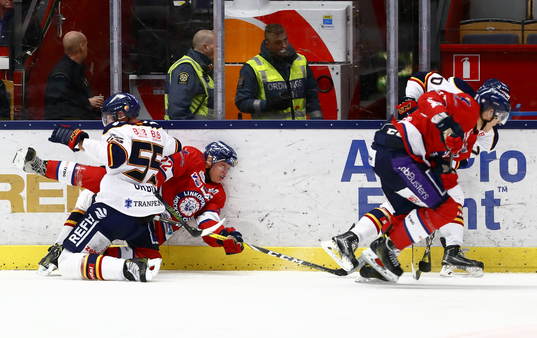 Tacklingar mot sargen