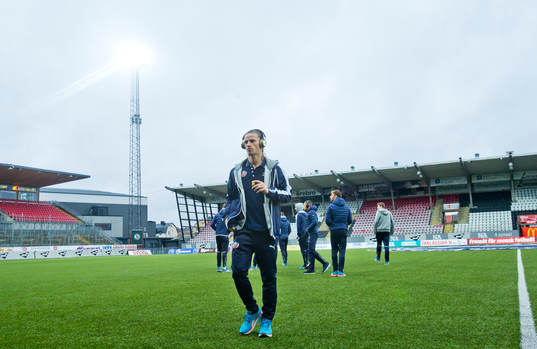 Helsingborgsspelarna är ute och känner på gräset på