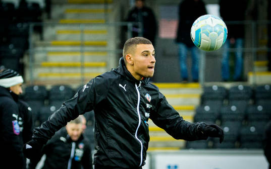 Helsingborgs Jordan Larsson värmer upp