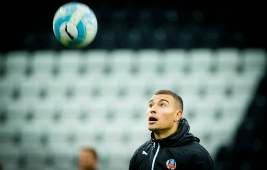 Helsingborgs Jordan Larsson värmer upp