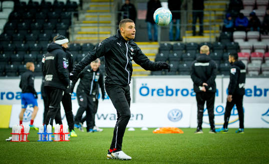 Helsingborgs Jordan Larsson värmer upp