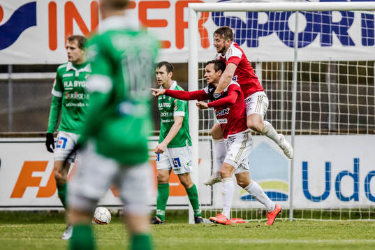 Degerfors Shpetim Hasani har gjort 2-3 och jublar med